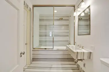 Marmurowe płytki w łazience