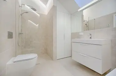 Bateria wolnostojąca i kabina prysznicowa do łazienki w stylu minimalistycznym